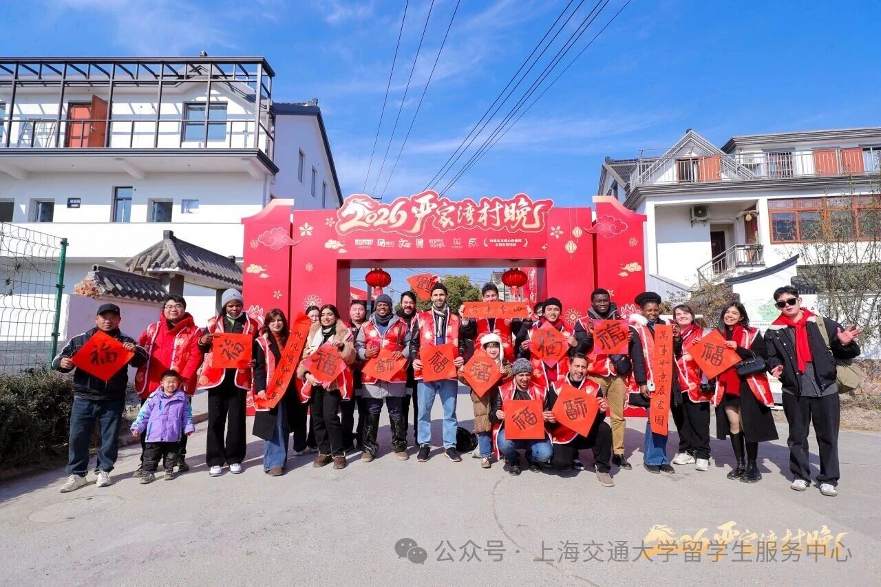 国际学生们手持自己的书法作品合影