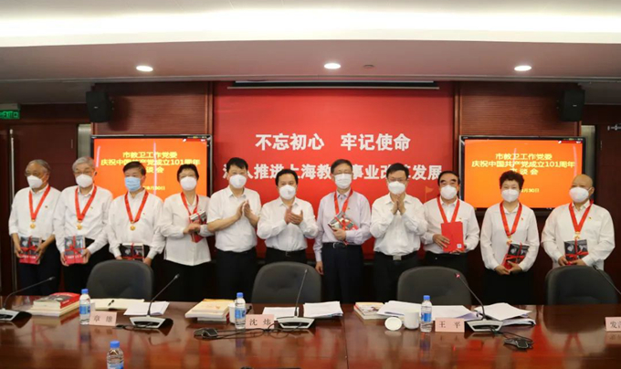 颁发纪念章.jpg 颁发纪念章.jpg