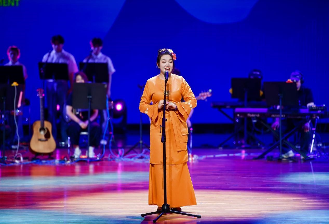 维吾尔族民歌《青春舞曲》