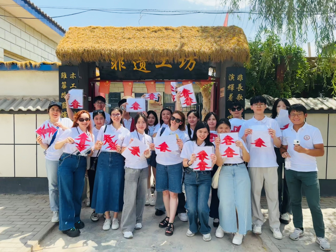 参观原隆村非遗工坊