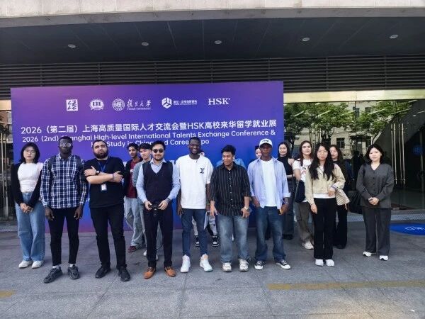 图为留学生参与展会合影