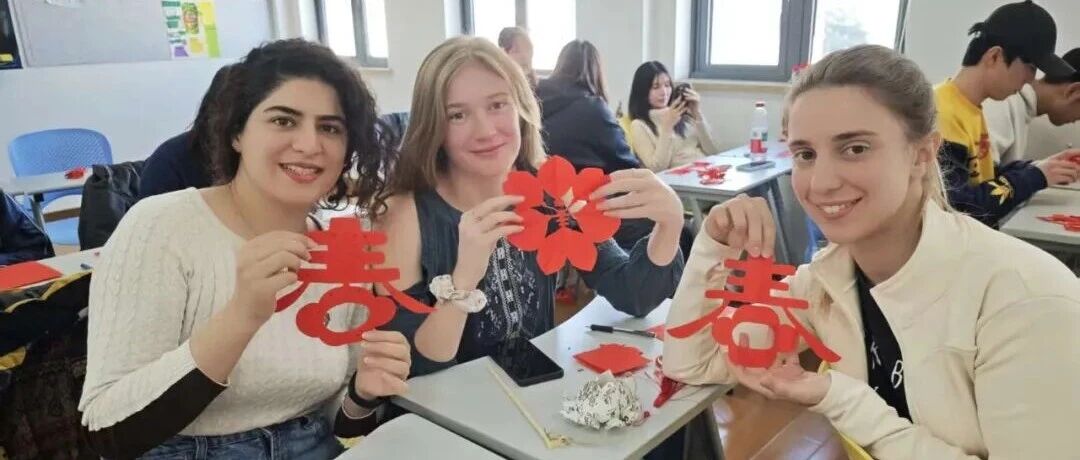 Estudiantes internacionales de la Universidad Donghua aprenden chino a través de las artes tradicionales chinas