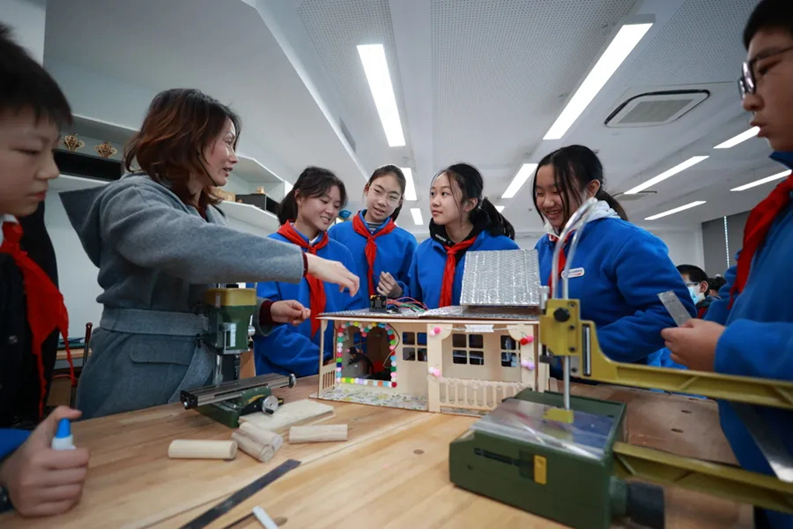 上海让学生从“想问题”走向“做课题”