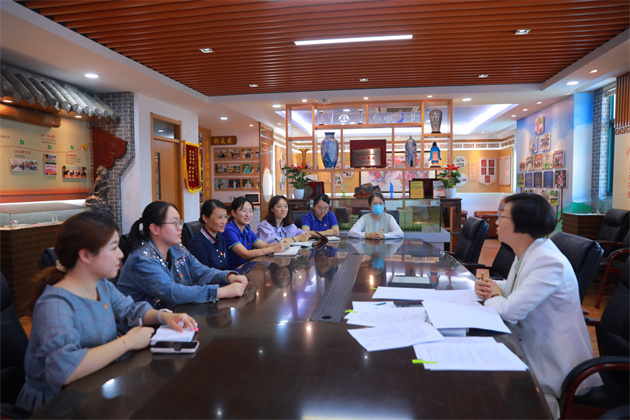 二师附小党员代表座谈会.jpg 二师附小党员代表座谈会.jpg