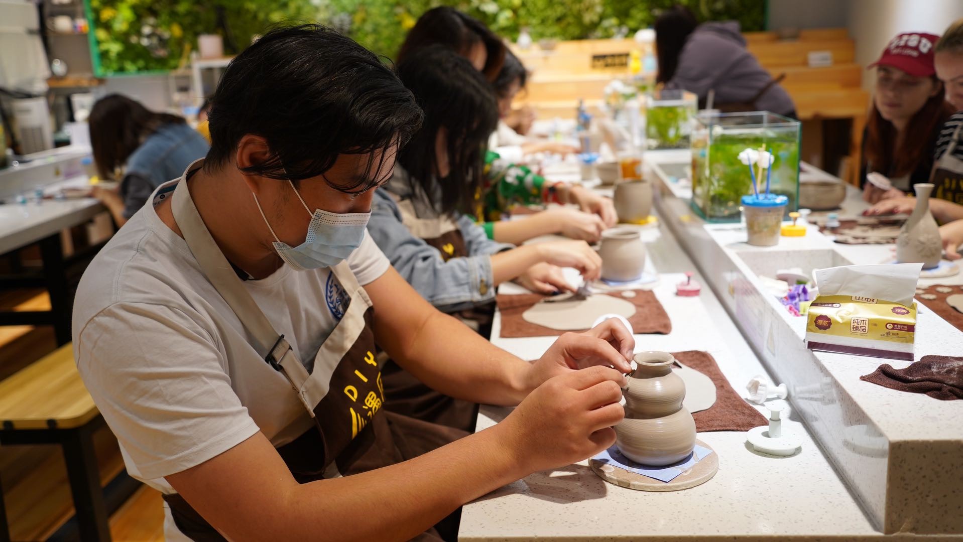 动态信息10月17日下午,上海外国语大学十名国际学生来到陶艺中心开始