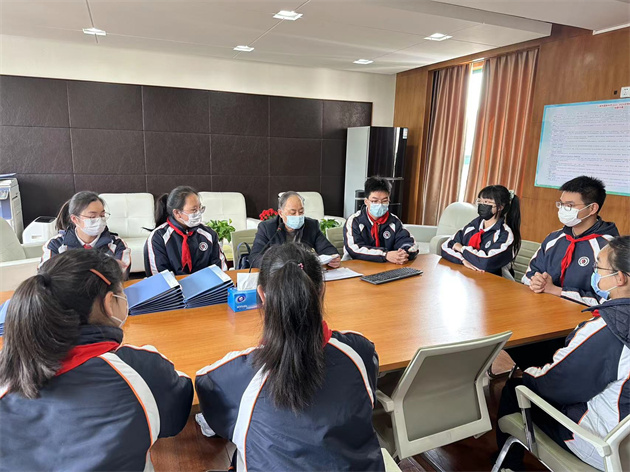 开展学生座谈.jpg 开展学生座谈.jpg