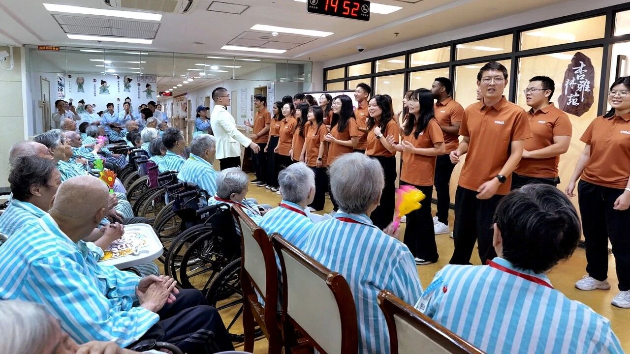 【上海中医药大学】重阳传温情 歌声暖杏林——我校国际教育学院师生走进社区开展敬老志愿服务