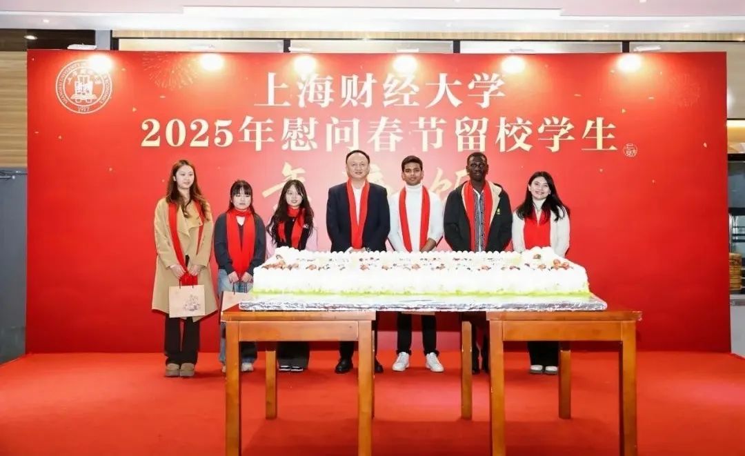 许涛书记为六位同学送上生日礼物