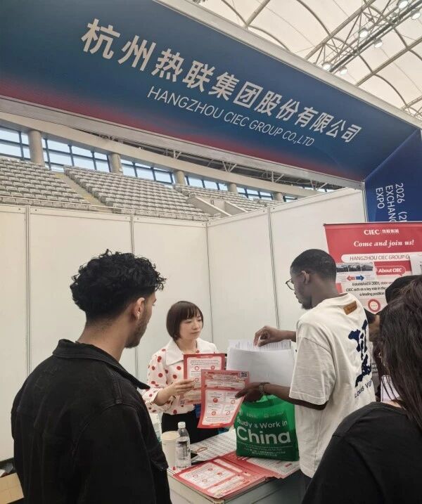 图为留学生向心仪岗位投递简历