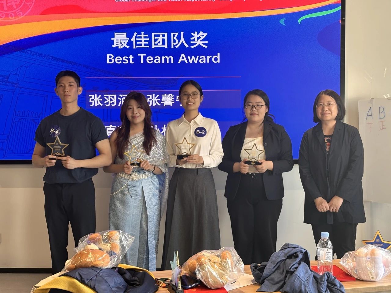 “最佳团队奖”单项奖获得者:张羽涵、张馨宁、杨真珍(泰国留学生)、孙权(韩国留学生)