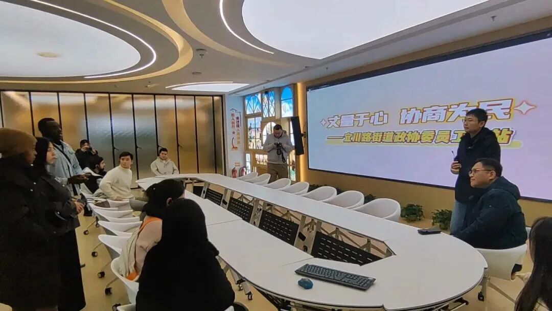 与政协委员对话