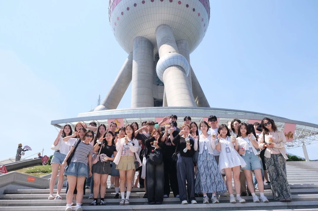 东方明珠前合影
