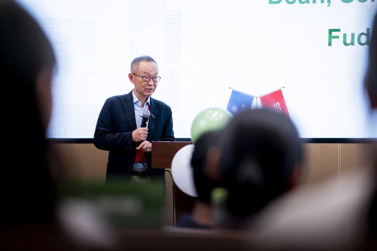 经济学院院长张军教授致欢迎辞。