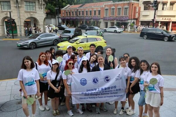 【上海商学院】留学动态——梧桐深处听风铃 丝路青年漫步武康路品读上海文脉