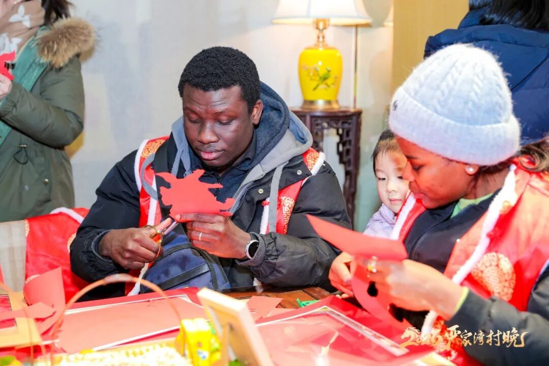 留学生们体验中国剪纸