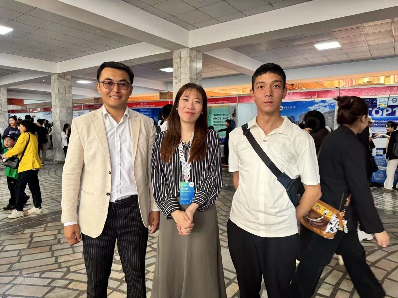 与吉尔吉斯斯坦国际教育中心老师合影