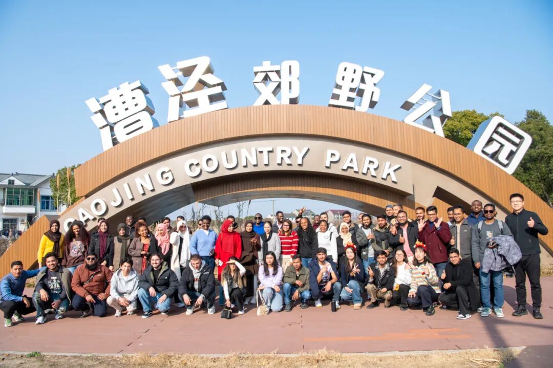 Иностранные студенты Университета Дунхуа отмечают Праздник Весны в водном крае