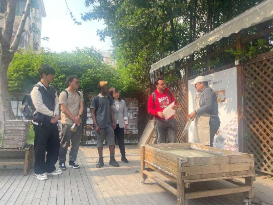 微信图片_20250417101812.png 国际学生体验古法造纸