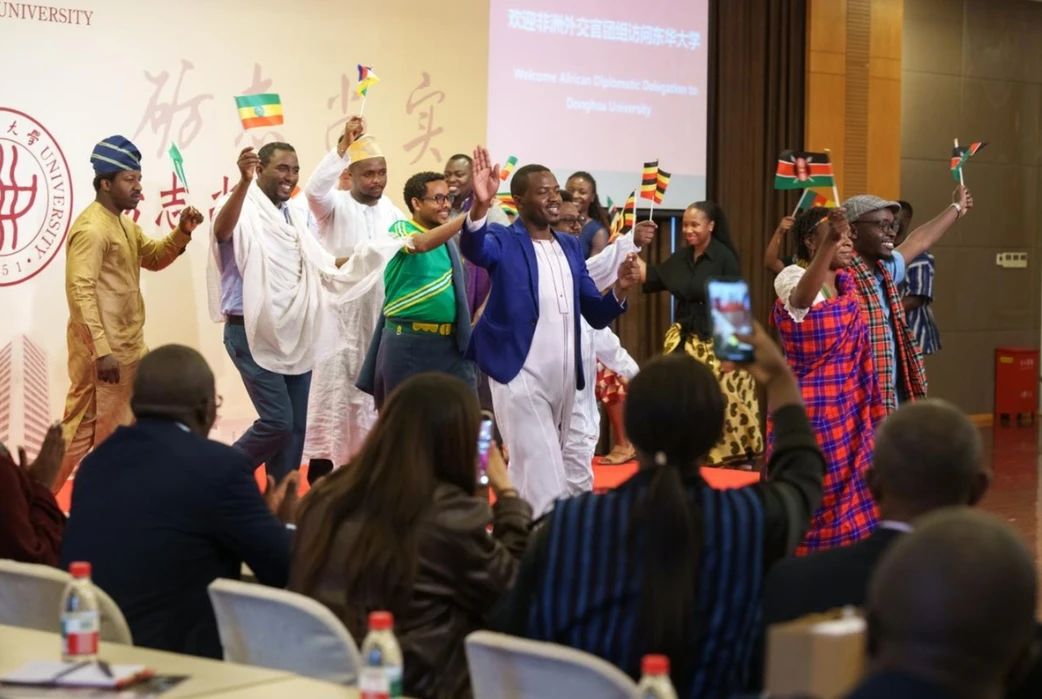 各国外交官莅临 各国外交官莅临