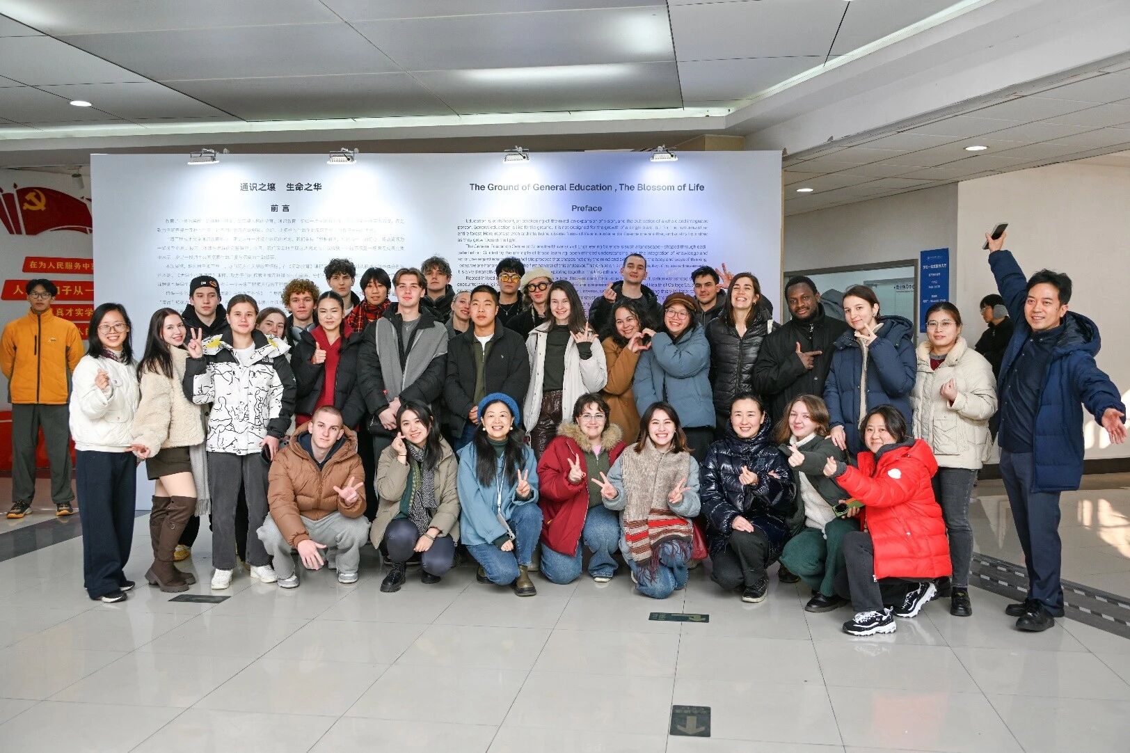 Ouverture solennelle de l’Exposition des acquis de l’éducation générale : les œuvres de calligraphie et de peinture chinoises de l’Institut de l’éducation internationale attirent l’attention