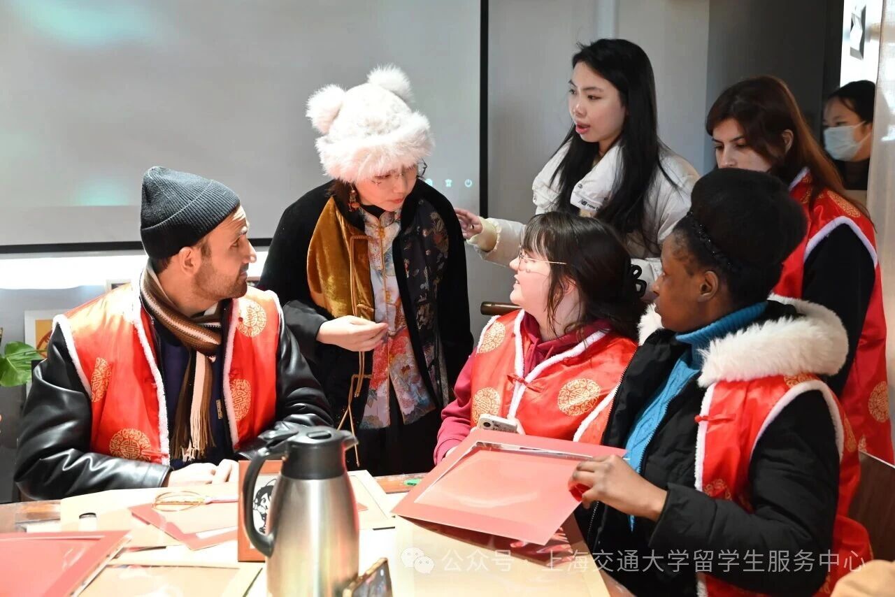 刘涛老师为留学生们系统讲解中国剪纸