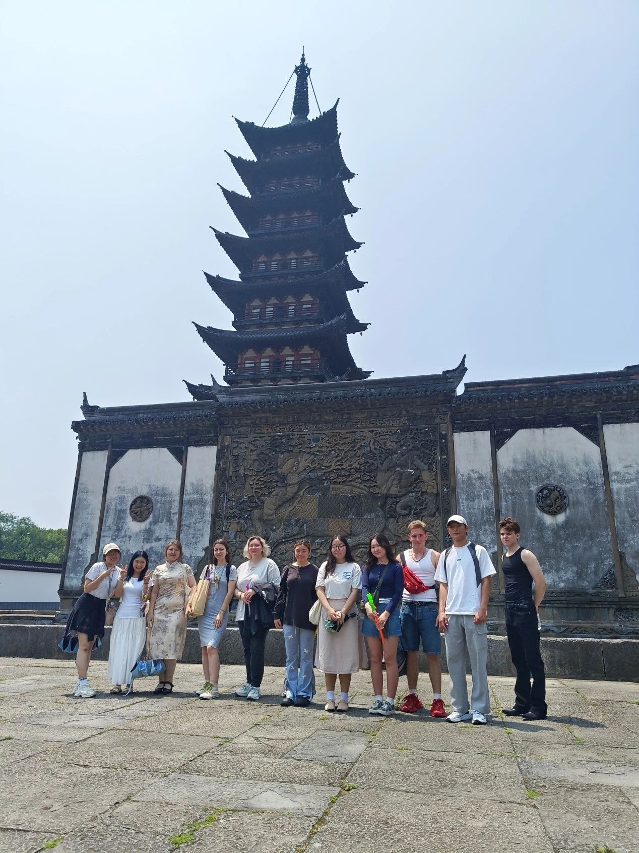 塔下合影