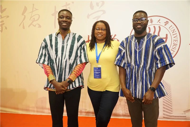 外交官与留学生合影2 外交官与留学生合影2