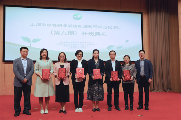 颁发.jpg 颁发.jpg