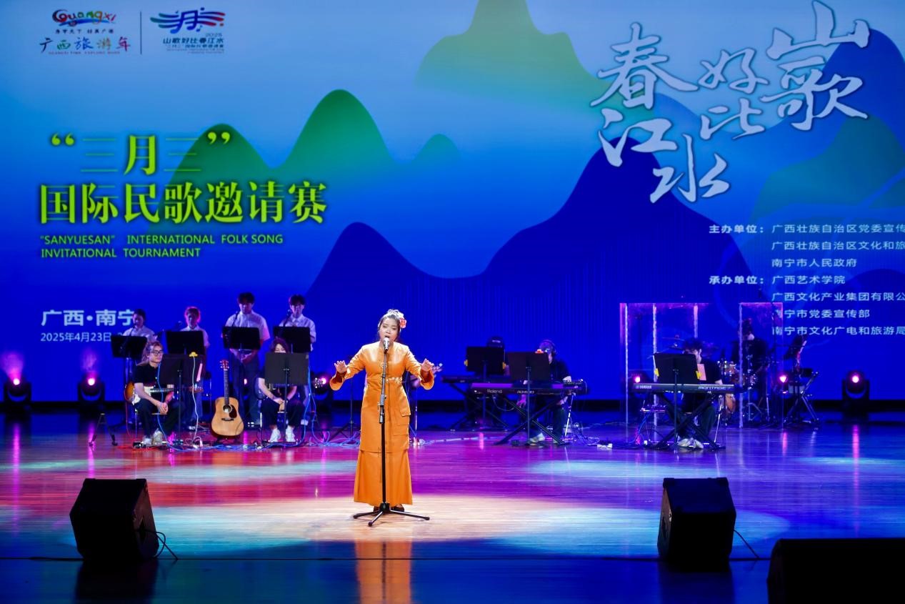 维吾尔族民歌《青春舞曲》