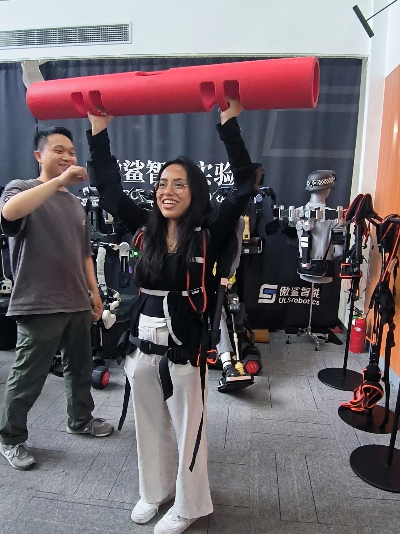 参观和体验傲鲨智能