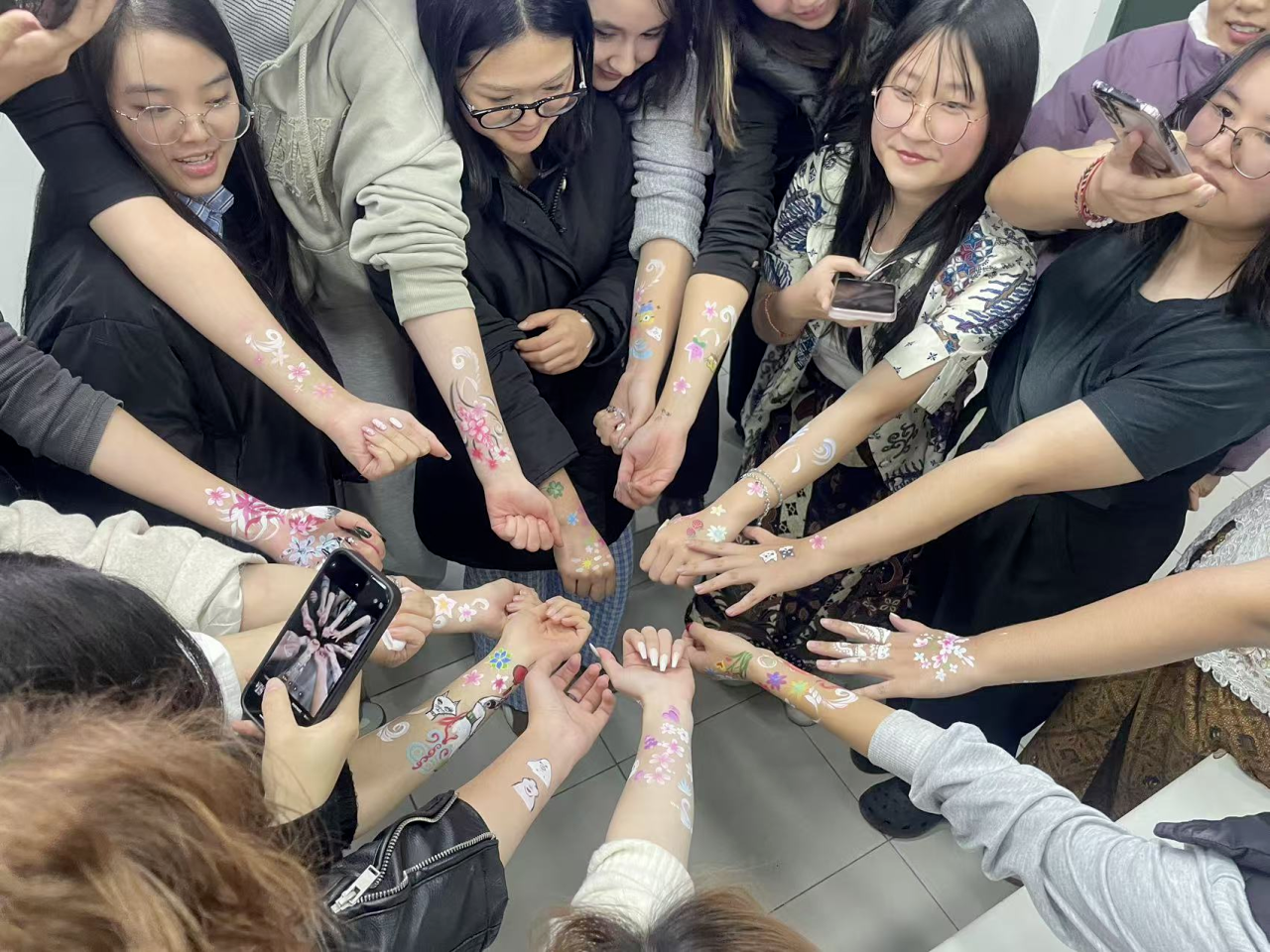 Estudiantes Internacionales de la Universidad de Comercio de Shanghái Experimentan la Cultura China a Través de una Actividad de Pintura Inspirada en la Ruta de la Seda