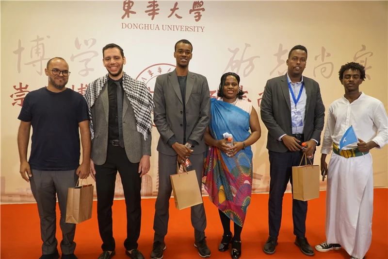 外交官与留学生合影 外交官与留学生合影